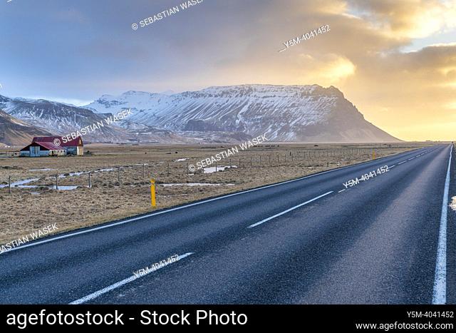 Winter Icelandic Road Trip beatween Seljalandsfoss and Skogafoss Waterfall, Southern Region