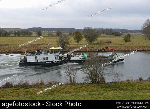 14 January 2021, Brandenburg, Criewen: A push boat on a tributary of the river Oder on 14.1.2021 near Criewen - in the Lower Oder Valley National Park