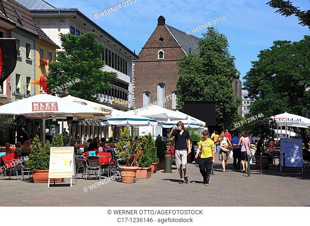 Germany, Neuss, Rhine, Lower Rhine, North Rhine-Westphalia, houses at the market place, pedestrian zone, people sitting in a sidewalk cafe, behind the arsenal
