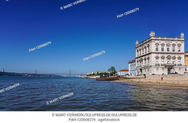 14.05.2019, Lisbon, capital of Portugal on the Iberian Peninsula in the spring of 2019. The west tower (goalreão Poente) of the building around the Praça do...