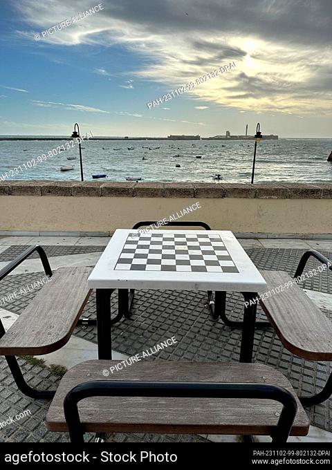 02 November 2023, Spain, Cádiz: A chess table stands on the beach. Photo: Benedikt von Imhoff/dpa. - Cádiz/Andalusia/Spain