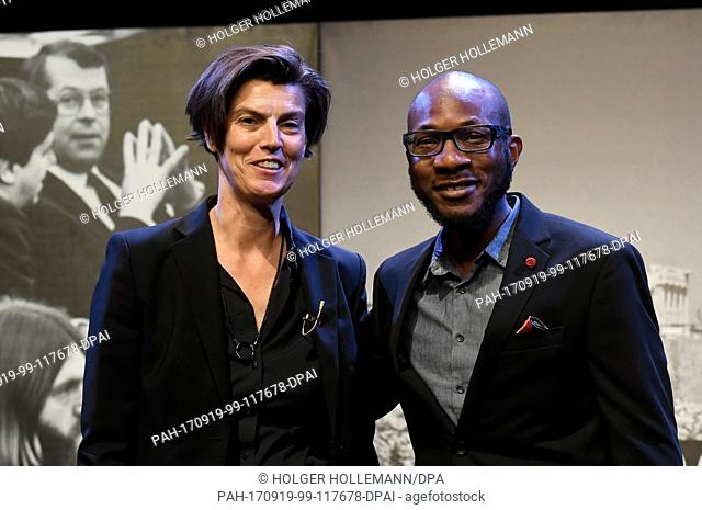 Carolin Emcke and the photographer Teju Cole stand together at the start of the series 'ABC der Demokratie' (lit. ABC of democracy) in the Cumberlandsche...