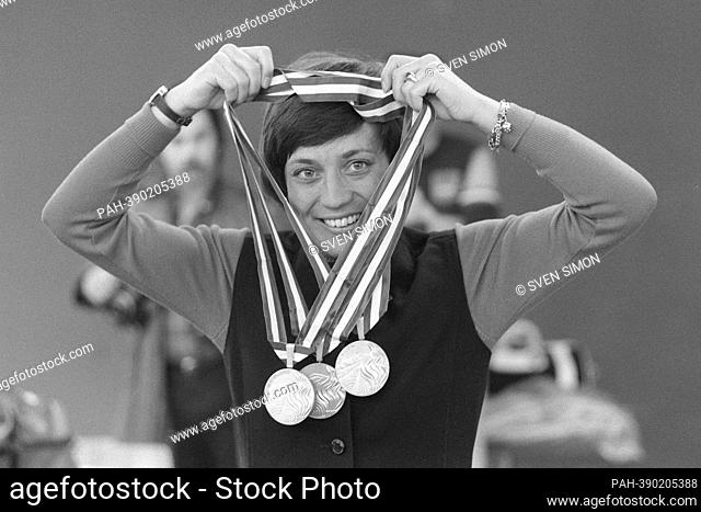 ROSI MITTERMAIER died at the age of 72 after a long and serious illness. ARCHIVE PHOTO: Rosi MITTERMAIER, Germany, ski racer, presents her three Olympic medals