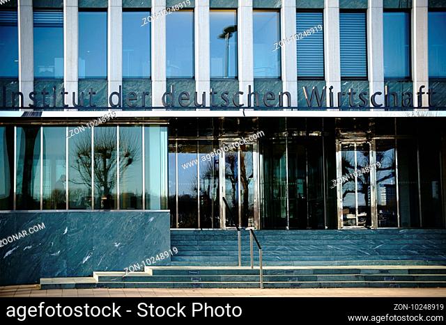 Köln, Deutschland - November 24, 2016: Die Fassade und der Eingang des Institutes der deutschen Wirtschaft mit Logo und Glasdrehtüren am 24