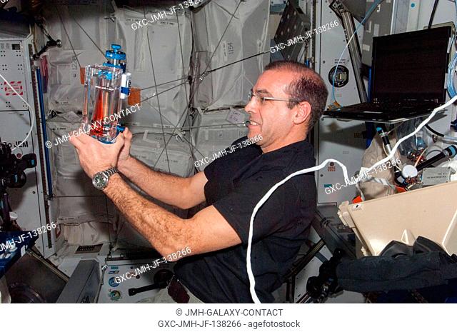 NASA astronaut Rick Mastracchio, Expedition 38 flight engineer, conducts a session with the Capillary Flow Experiment (CFE-2) in the Harmony node of the...