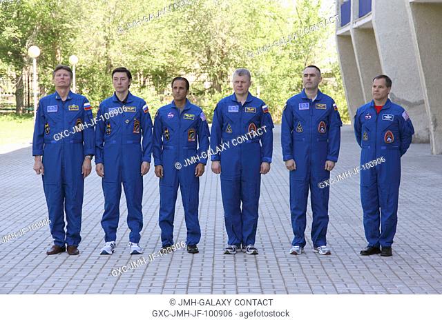 Outside their Cosmonaut Hotel crew quarters in Baikonur, Kazakhstan, the Expedition 3132 prime and backup crews posed for pictures May 4