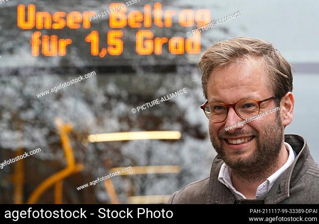 17 November 2021, Hamburg: Anjes Tjarks (Bündnis 90/Die Grünen), Senator for Transport and Mobility Change, stands in front of the 100th electric bus of the...