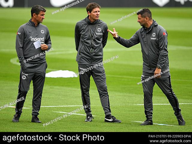 01 July 2021, Hessen, Frankfurt/Main: Head coach Oliver Glasner (M) and his co-coaches Michael Angerschmid (l) and Ronald Brunmayr lead the training kick-off of...