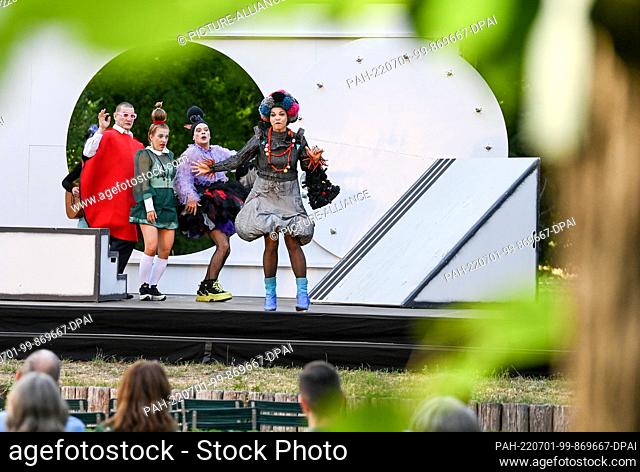 29 June 2022, Brandenburg, Potsdam: The ensemble from Theater Poetenpack performs in a scene of the comedy ""Moliere's Tartuffe"" on stage in the Heckentheater...