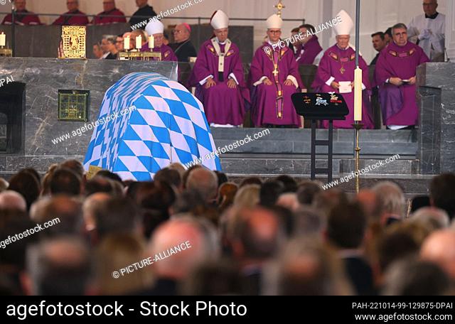 14 October 2022, Bavaria, Würzburg: The coffin of the late former Bavarian state parliament president Barbara Stamm (CSU) is laid out in the cathedral during an...