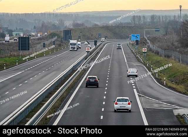 18 December 2020, Saxony, Espenhain: Few vehicles are driving on the BAB 72 south of Leipzig. Since the beginning of the week