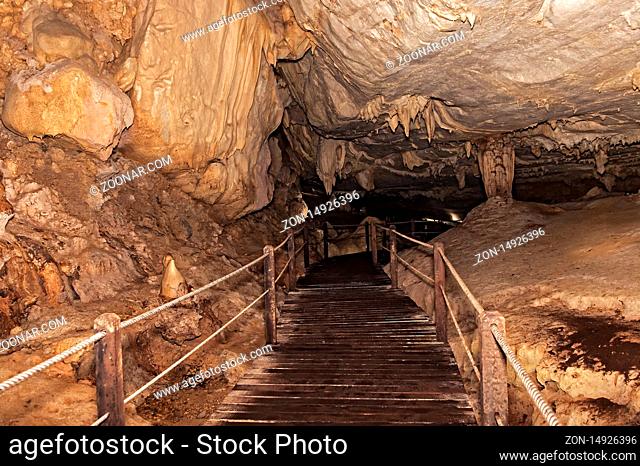 Gehsteig ins Innere der Lang Höhle, Lang Cave, Gunung Mulu Nationalpark, Sarawak, Borneo, Malaysia / A boardwalk leads into the interior of the Lang Cave