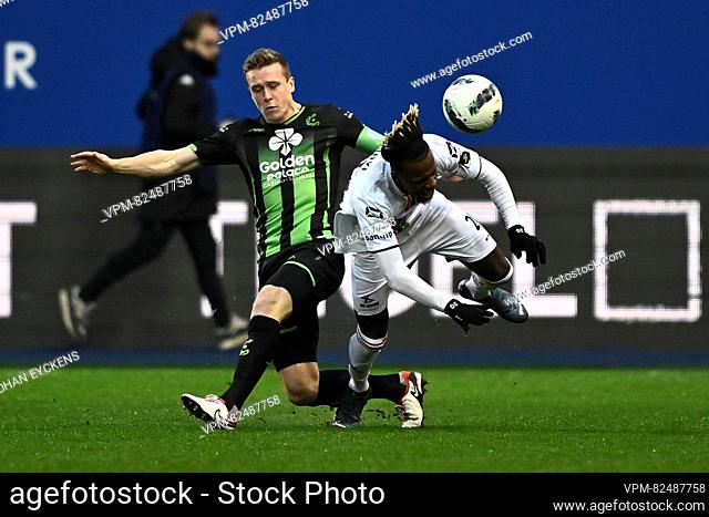 Cercle's Thibo Somers and OHL's Hamza Mendyl fight for the ball during a soccer match between OH Leuven and Cercle Brugge, Saturday 16 December 2023 in Leuven