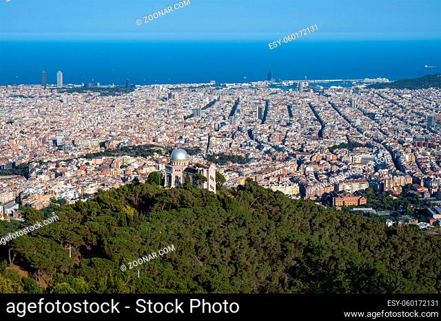Blick über das Stadtzentrum von Barcelona mit dem Fabra-Observatorium im Vordergrund