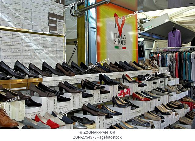 Verkaufsstand für italienische Schuhe auf dem Wochenmarkt in Luino, Provinz Varese, Italien / Market stall selling Italian shoes on the weekly market at Luino