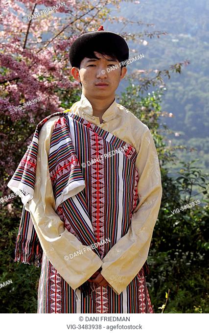 Traditional Dress of Sikkim with Pictures [For Men & Women] - India's Stuffs