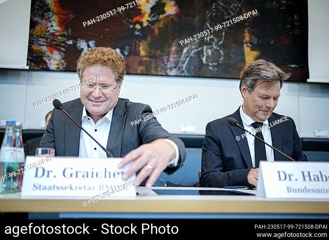 FILED - 10 May 2023, Berlin: Robert Habeck (r, Bündnis 90/Die Grünen), Federal Minister for Economic Affairs and Climate Protection, and Patrick Graichen