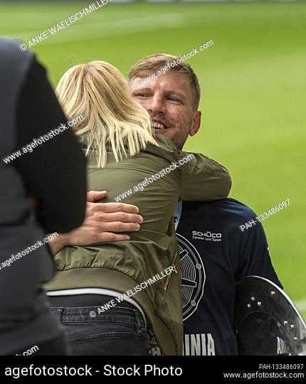 Fabian KLOS (BI) with Meisterschale hugs a woman Soccer 2.Bundesliga, 34th matchday, DSC Arminia Bielefeld (BI) - FC Heidenheim (HDH), on June 28