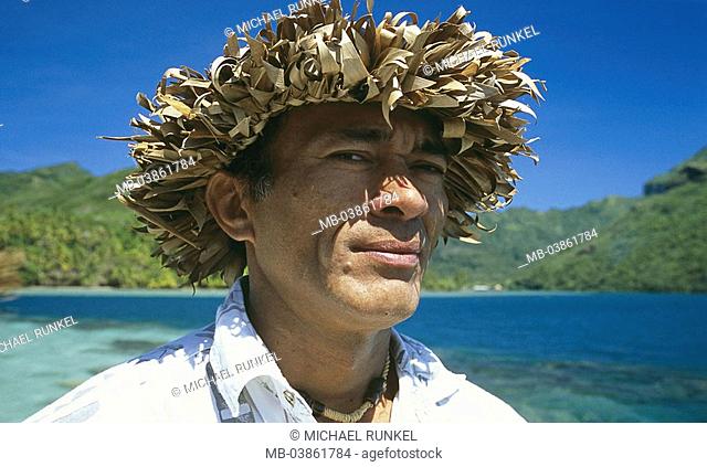 French-Polynesia, Iles de la Societe islands under the wind island Huahine man Blätterkranz, skeptically, portrait, South sea, Ozeanien, South Sea*-islands
