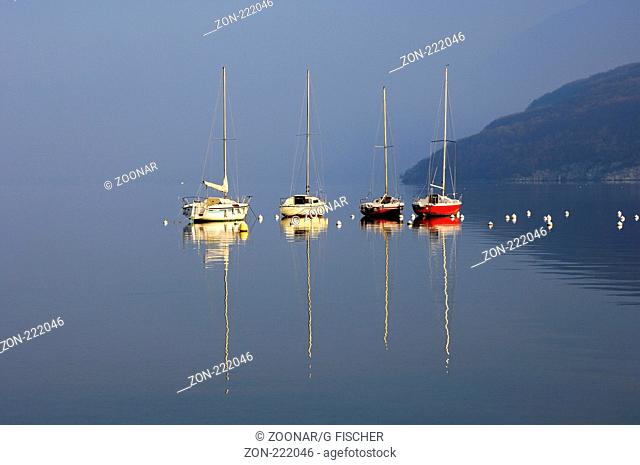 Ankernde Boote auf dem See von Annecy, Lac d'Annecy, Duingt, Haute-Savoie Frankreich / Anchoring boats on Lake of Annecy, Lac d'Annecy, Duingt