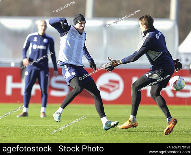 firo: 07.02.2023, football, soccer: season 2022/2023, 22/23 1.Bundesliga: Schalke 04 training Marius Bulter versus Alexander Schwolow