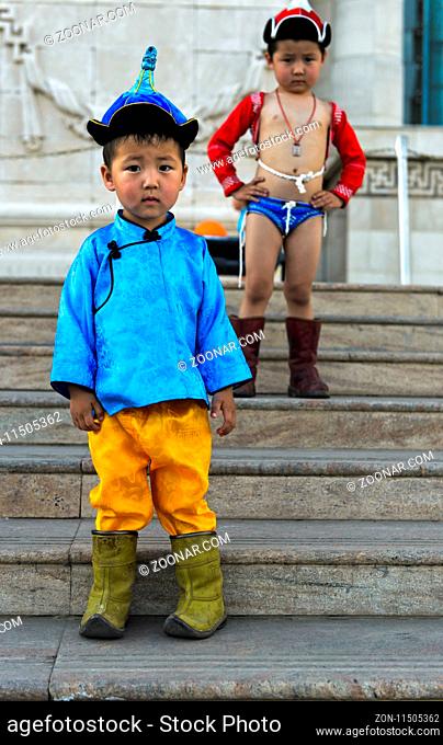 Zwei Knaben posieren als traditionelle Naadam Ringer, Naadam-Fest, Ulanbator, Mongolei / Two boys posing as traditional Nadaam wrestlers, Naadam festival