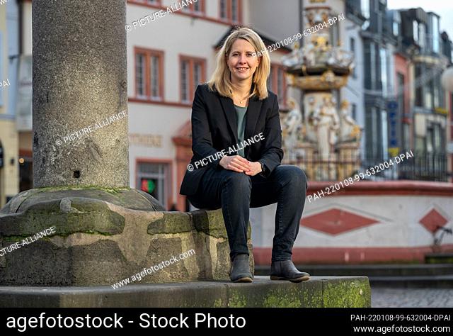 05 January 2022, Rhineland-Palatinate, Trier: Verena Hubertz (SPD) sits at the market cross. In the 2021 federal election