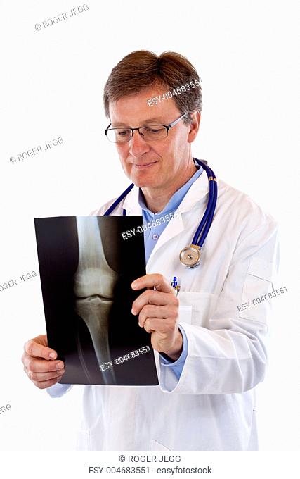 Arzt betrachtet ein Röntgenbild eines Knochen