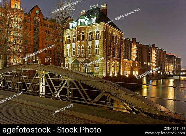 Hamburger Speicherstadt mit der Holländischen Brookfleet-Brücke bei Nacht, Hamburg, Deutschland / Historic Speicherstadt warehouse district with the Dutch...