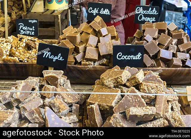 Puesto de venta de chocolates de distintas variedades en el Borough Market, Southwark, Londres, UK