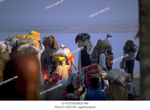 ganges, peasants, heads, luggage, carrying, hindu