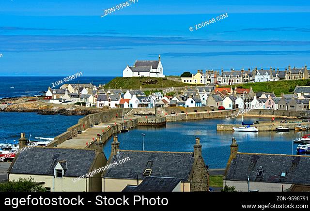 Fischerdorf Findochty am Moray Firth, Church of Scotland hinten auf einem Hügel, Schottland, Grossbritannien / Fishing village Findochty with the Church of...