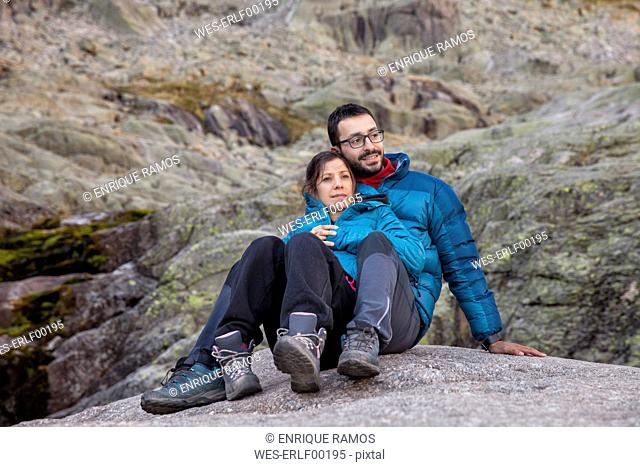 Spain, Sierra de Gredos, couple resting in the mountains