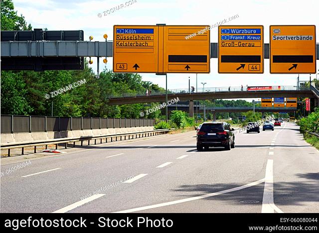Ein Teilstück der Autobahn A44 mit fließendem Verkehr bei Frankfurt mit Abfahrten nach München und nach Köln