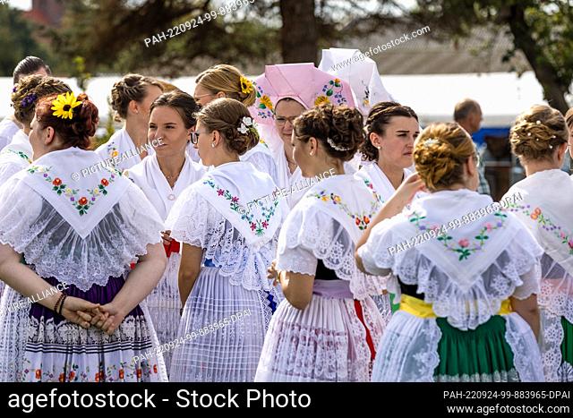24 September 2022, Brandenburg, Neu Zauche: Young women in Sorbian/Wendish traditional costumes stand together at the SuperKokot