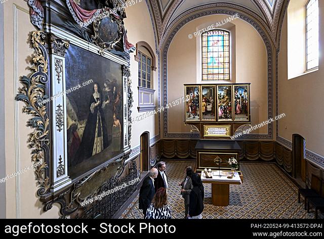 24 May 2022, Saxony-Anhalt, Köthen: Next to the epitaph (l) with the founder's picture of Princess Gisela Agnes by the Prussian court painter Antoine Pesne...