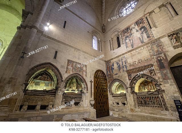 Sepulcros y pinturas murales en el brazo sur del crucero. Catedral de la Asunción de la Virgen, catedral vieja, Salamanca, comunidad autónoma de Castilla y León