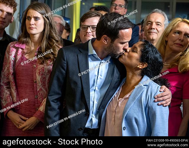 08 October 2023, Bavaria, Munich: Martin Hagen (FDP), state chairman of Bavaria, kisses his Anisha at the election party of the FDP in the restaurant Ella after...