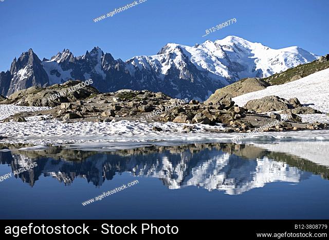 France, Haute-Savoie (74), Alps, Mont Blanc mountain range with Aiguilles de Chamonix (left), Aiguille du midi (3842m), Mont blanc du Tacul (4248m midden)