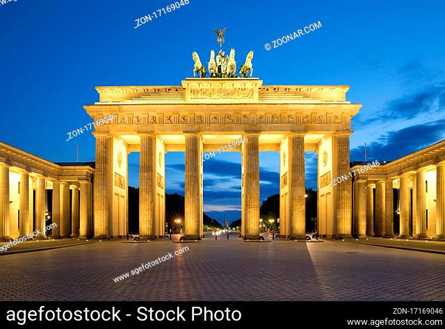 Beleuchtetes Brandenburger Tor am Abend, Berlin, Deutschland, Europa