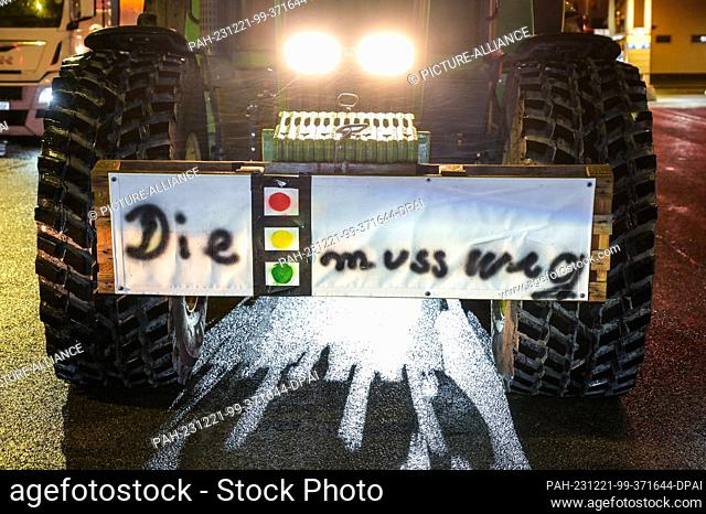 21 December 2023, Saxony-Anhalt, Coswig (Anhalt): A protest sign on a tractor. Farmers from the Wittenberg area have made their way to the A9 highway near...