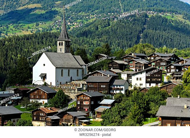 Ernen mit Kirche St.Georg, Landschaftspark Binntal, Wallis, Schweiz / Ernen with St. George church, Binntal valley, Valais, Switzerland