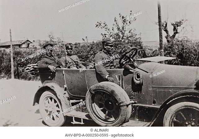 Album Campagna di guerra 1915-1916-1917-1918, tenente Jack Bosio: soldiers on the road to Nova Vas, shot 10/1917