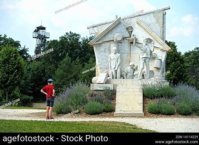 Besucher am Denkmal Der Durchbruch - Statue der Europäischen Freiheit von Miklos Melocco in Erinnerung an das Paneuropäische Picknick am 19