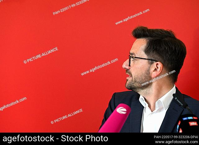 17 May 2022, North Rhine-Westphalia, Duesseldorf: Thomas Kutschaty, SPD state chairman in North Rhine-Westphalia, makes a statement after the first...