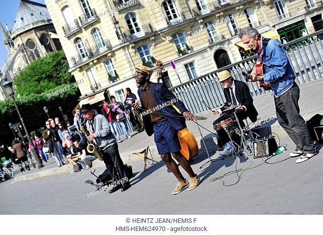 France, Paris, Seine river banks, listed as World Heritage by UNESCO, Ile Saint Louis, jazz band