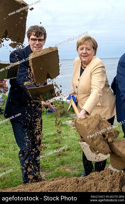 21 September 2021, Mecklenburg-Western Pomerania, Waase: Federal Chancellor Angela Merkel (r, CDU), Georg Günther (l, CDU)