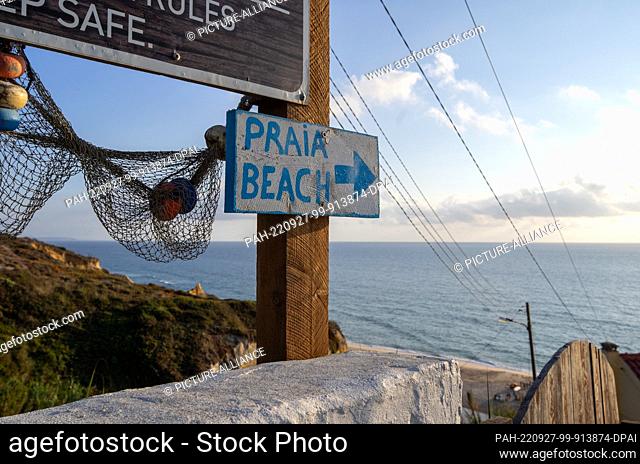 PRODUCTION - 14 August 2022, Portugal, Pataias: A sign with the inscription ""Praia / Beach"" shows the way to the beach ""Praia de Vale Furado""