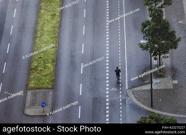 A lone cyclist on Leipziger Strasse in Berlin, August 29, 2023. - Berlin/Deutschland