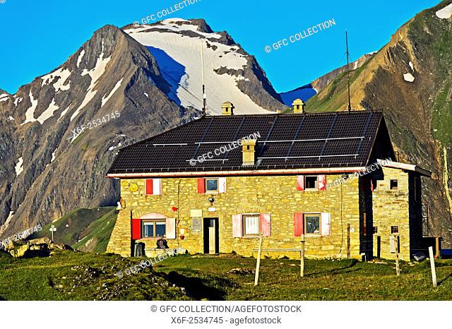 Mountain hut Rifugio CittÃ  di Busto in front of peak Hohsandhorn, Punta del Sabbione, Formazza valley, Piedmont, Italy